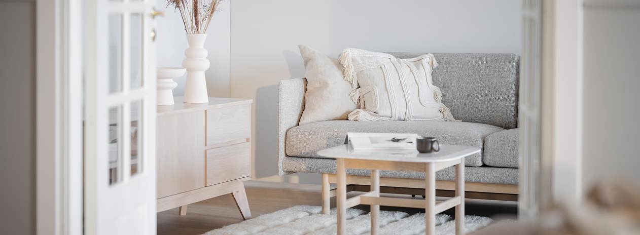 Hammond soffa med Sullivan soffbord i skandinavisk design