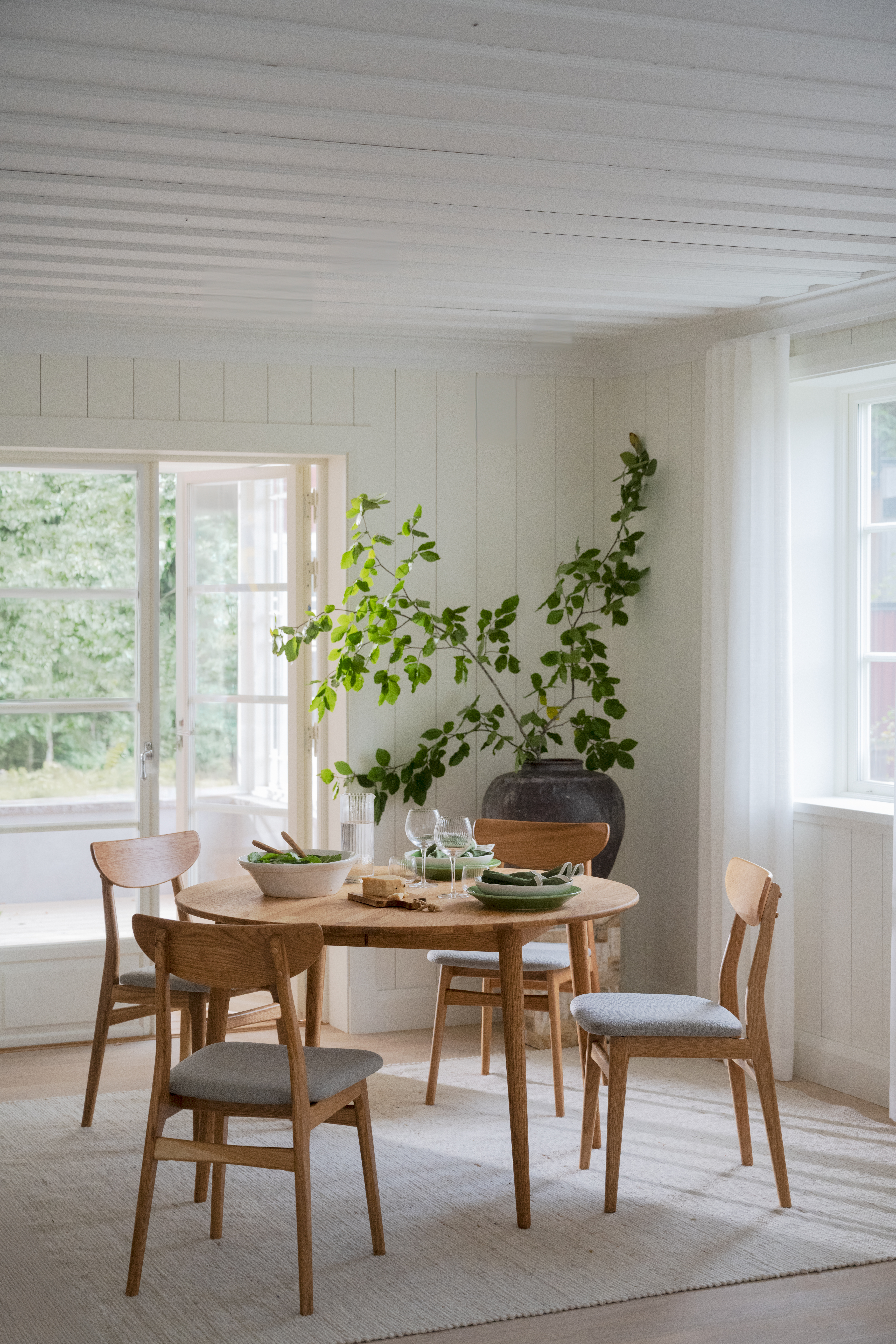 Tyler dining table, Oak, 120x120 cm | Rowico Home