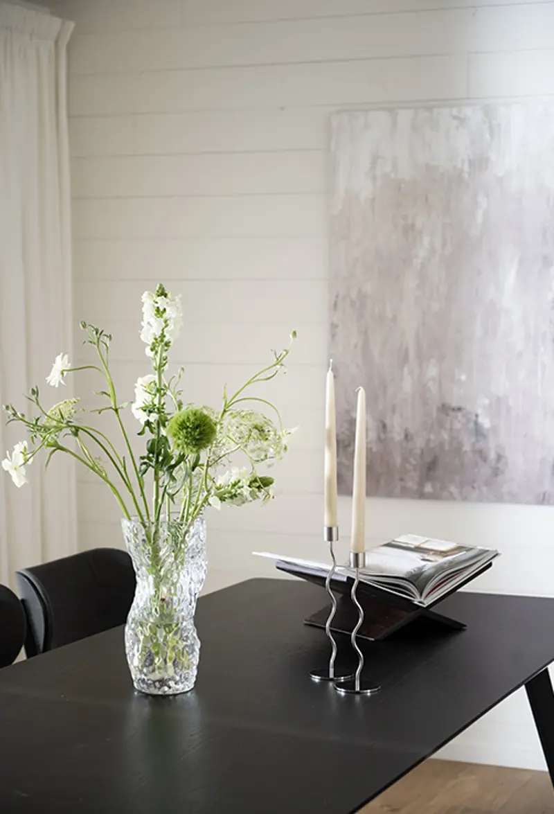 svart matbord ljusstakar blommor px