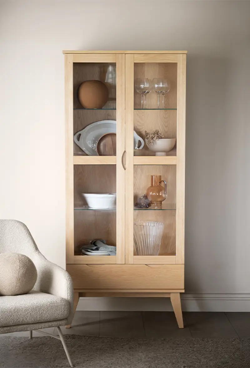 Filippa glass cabinet oak eldwin chair beige.