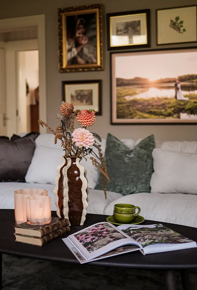 Coffee table tompkins vase flowers.