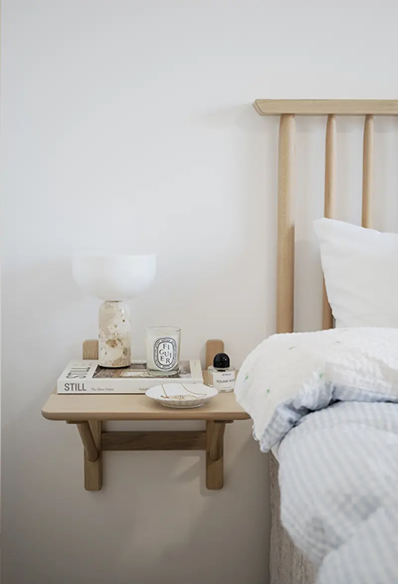 Camrose bedsidetable white wash.