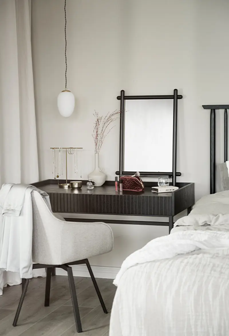 halifax black desc alison chair.