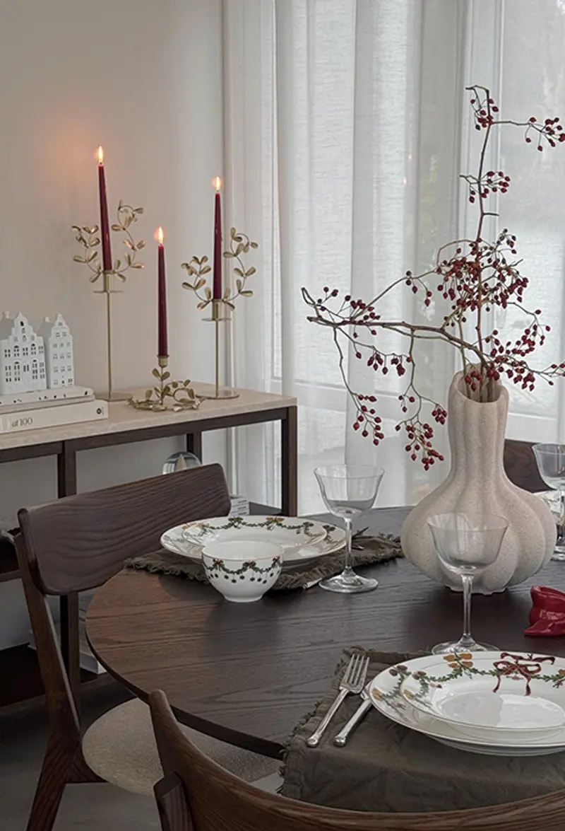 classic christmas table setting side