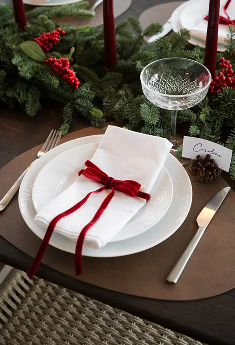 christmas table setting red band.