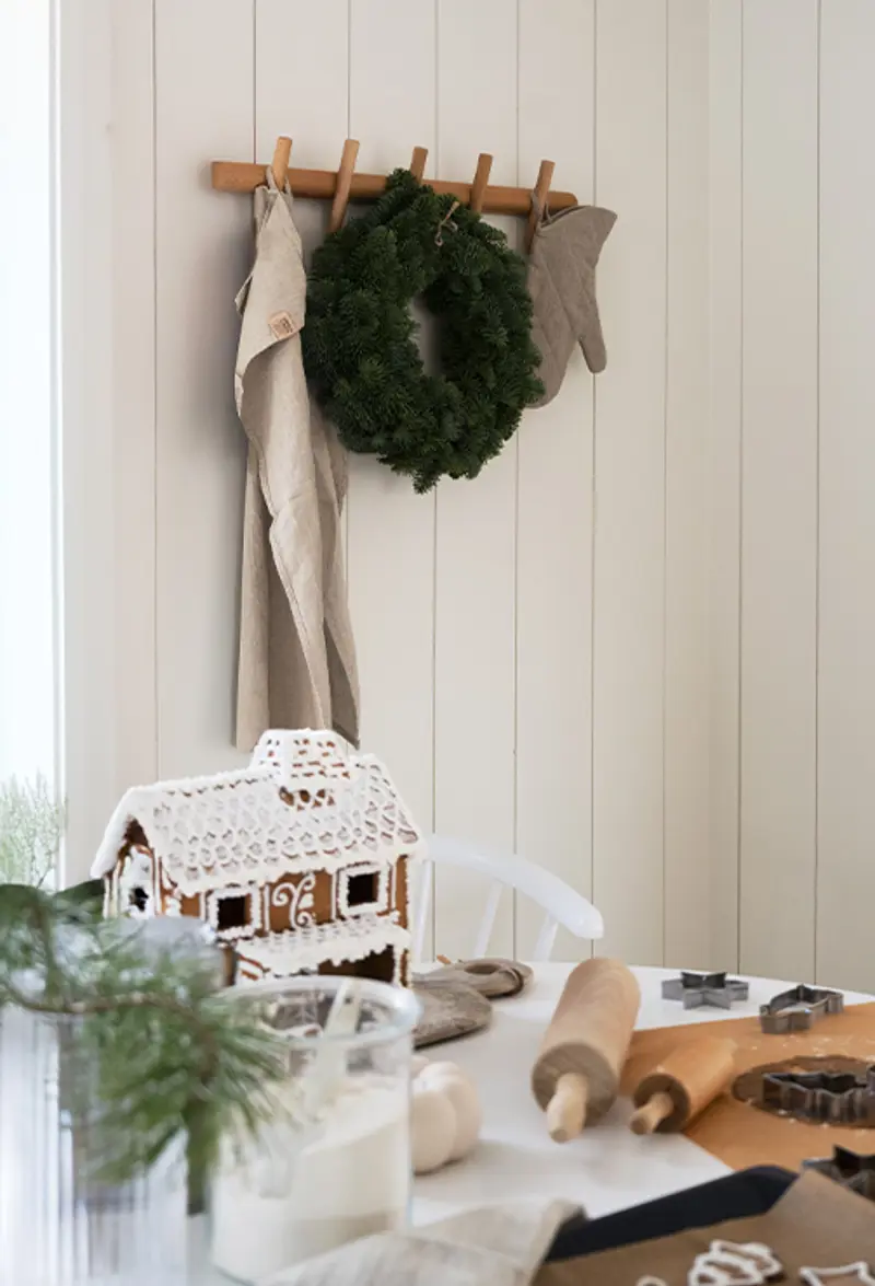 Hook rail hillmond oak gingerbread baking.