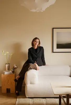 Isabelle Kvist portrait falkner sofa.