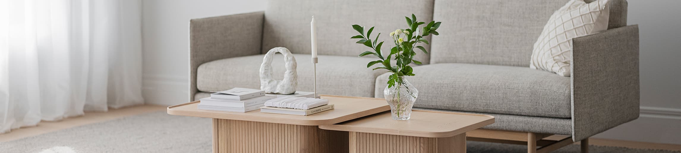 Sullivan soffbord vitpigmenterat Hammond soffa.