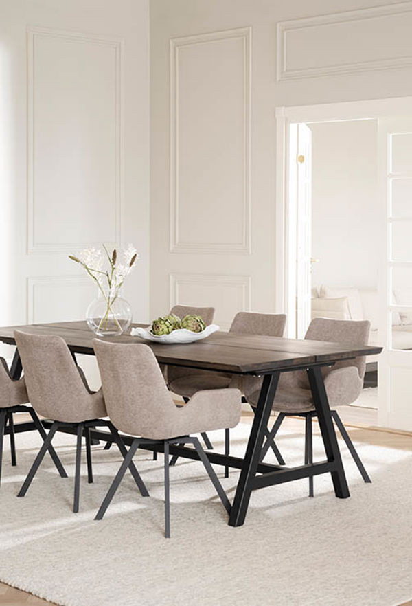 Carradale rektangulärt matbord i massiv brun ek FSC-certifierat trä Norwell snurrbar stol