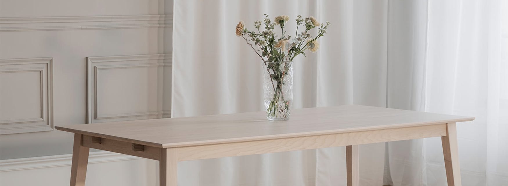 Filippa matbord vitpigmenterat med blommor
