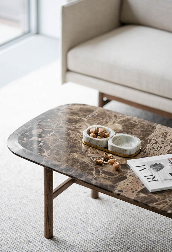 Soffbord i äkta emperador-marmor med träben i skandinavisk design