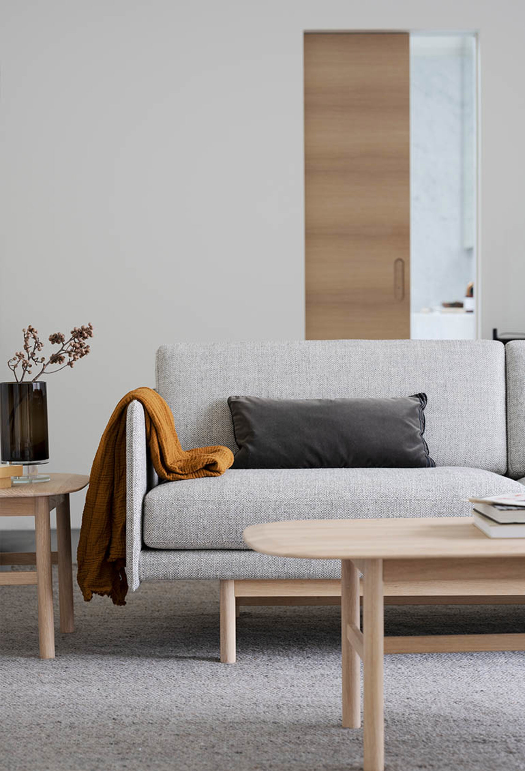 Hammond grå soffa med grå kuddar vitpigmenterade träben soffbord vitpigmenterat FSC-certifierat trä