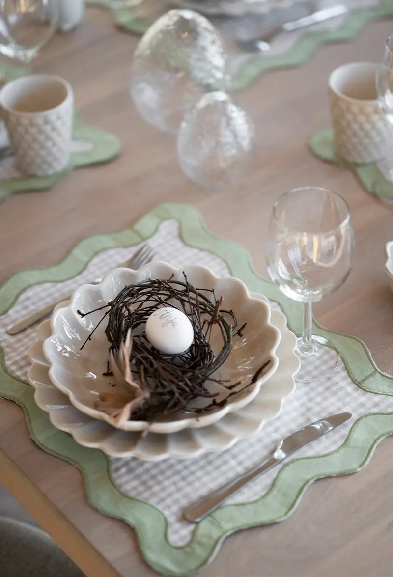 Table setting with Gardner white wash.